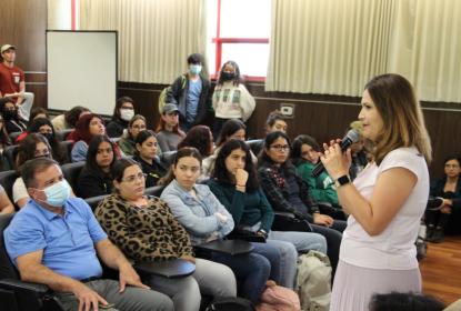 Expositora de la Conferencia “La regulación de emociones y el logro de una vida valiosa” .