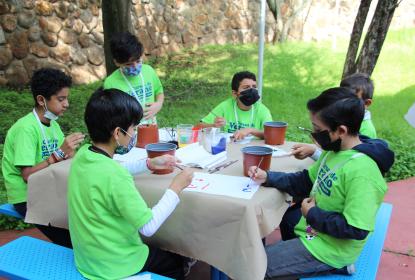 Niños pintando.