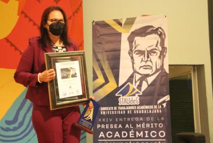 Galardonada con la Presea al Mérito Académico 2021 “Enrique Díaz de León” .