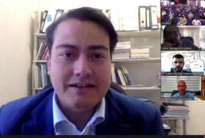 Captura de pantalla de una videollamada en la que se ve el expositor de la Conferencia de “Negocios y emprendimientos de la economía social y solidaria".