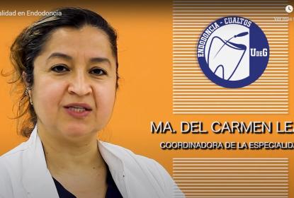 Cartel en el que se lee "MA. DEL CARMEN LEAL COORDINADORA DE LA ESPECIALIDAD".