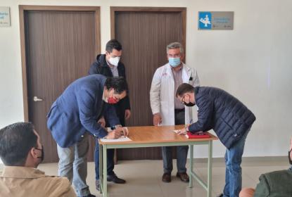 Autoridad CUAltos firmando vinculación.