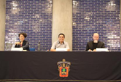 Autoridades y ponente