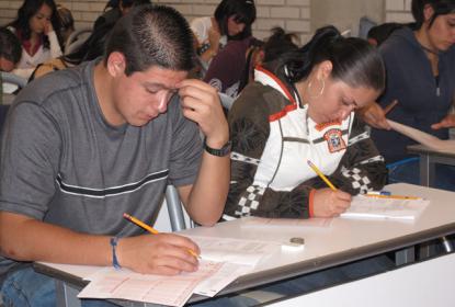 Personas contestando una prueba.