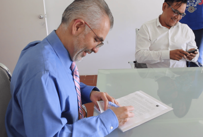 Autoridad CUAltos firmando.