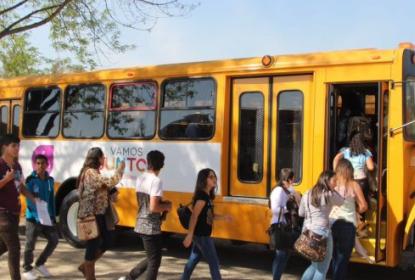 Alumnos subiendo el autobus