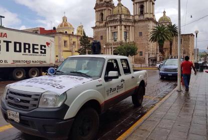 Camioneta blanca en centro de Tepatitlán