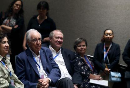 Debaten sobre narcotráfico y regionalismo como amenazas de la democracia en México y España