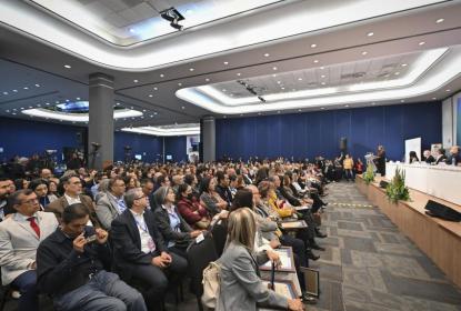 Entrega por primera vez STAUdeG Presea Abigail López y López a la Rectora General electa Karla Planter