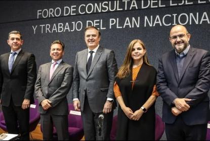 Gustavo Padilla, rector del CUCEA; Pablo Lemus, gobernador de Jalisco; Marcelo Ebrard, secretario de Economía; Karla Planter, rectora electa de la UdeG, y Ricardo Villanueva, actual rector. EL INFORMADOR/A. Navarro