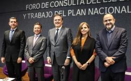 Gustavo Padilla, rector del CUCEA; Pablo Lemus, gobernador de Jalisco; Marcelo Ebrard, secretario de Economía; Karla Planter, rectora electa de la UdeG, y Ricardo Villanueva, actual rector. EL INFORMADOR/A. Navarro